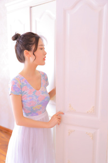 女士不遮阴小内搭走秀